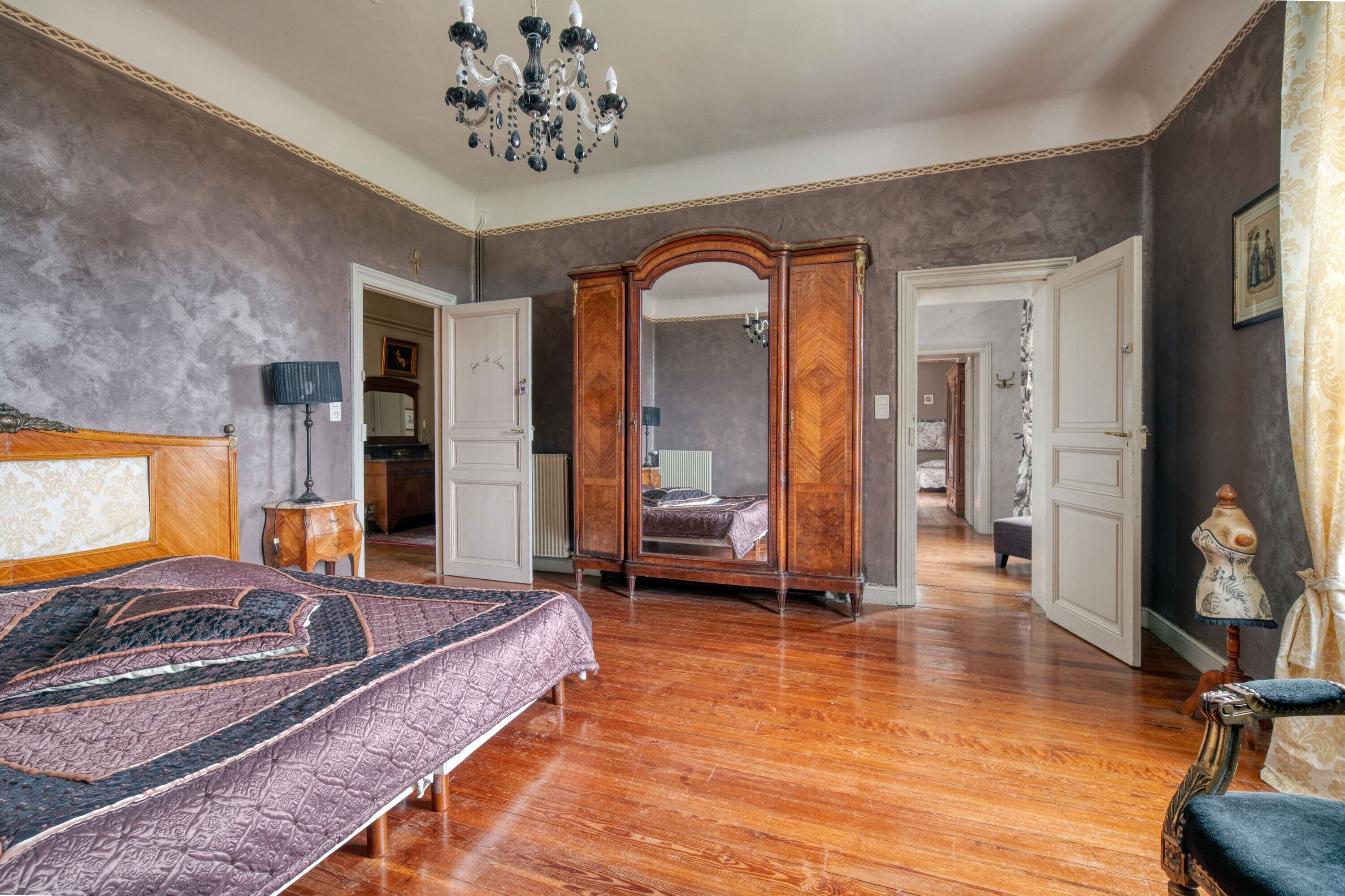 7 bedrooms, iron/ironing board, WiFi, bed sheets