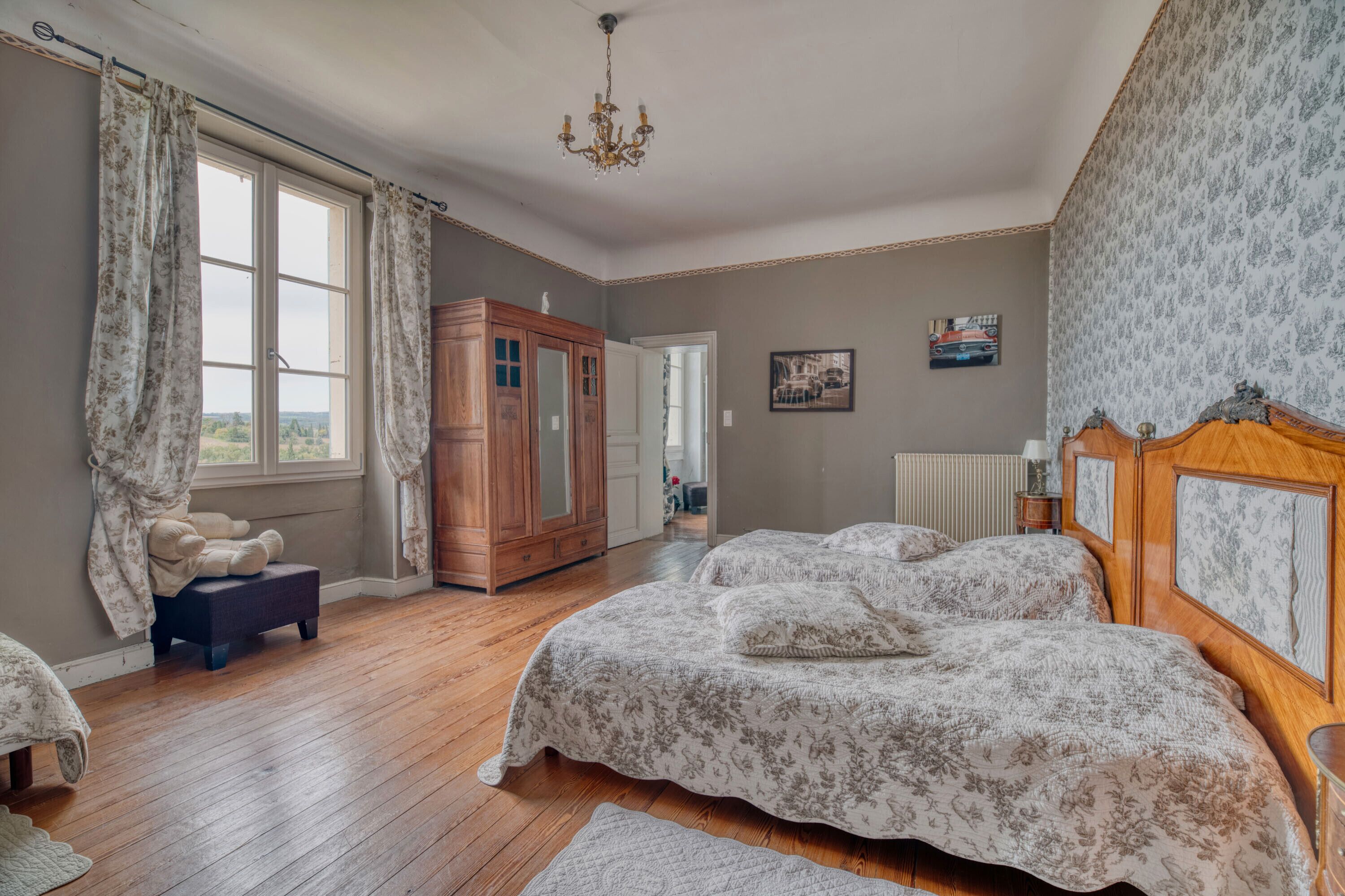 7 chambres, fer et planche à repasser, Wi-Fi, draps fournis