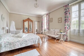 7 chambres, fer et planche à repasser, Wi-Fi, draps fournis