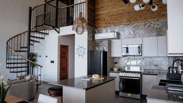 Een koelkast, een magnetron, een oven, een kookplaat