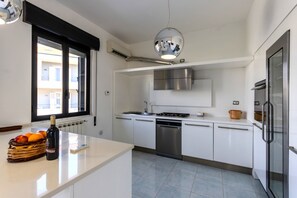 Kühlschrank, Mikrowelle, Geschirrspüler, Hochstuhl