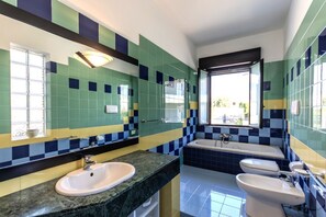 Douche, bidet, serviettes fournies, shampooing