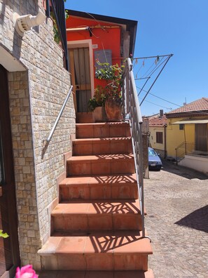 Exterior - Holiday Home 'La Casa Arancione' with Balcony (Lacedonia)