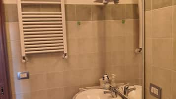 Dusche, Haartrockner, Handtücher