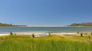 Una spiaggia nelle vicinanze