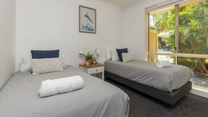 5 bedrooms, iron/ironing board, Internet, bed sheets