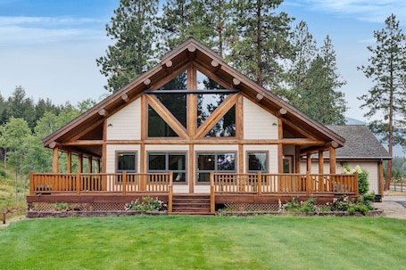 Exterior. Sheafman Peaks Lodge