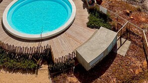 Ein Pool mit Blick auf den Ozean und steile Klippen.