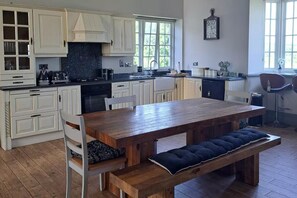 Fridge, microwave, oven, stovetop - Cozy School House Retreat in Foynes (Foynes)