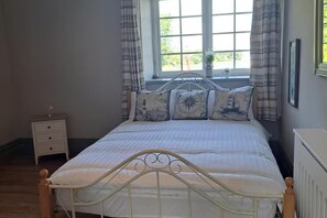 3 bedrooms, free WiFi, bed sheets - Cozy School House Retreat in Foynes (Foynes)