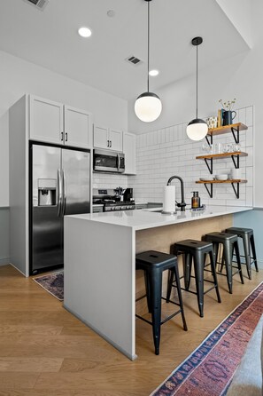 Microwave, oven, stovetop, dishwasher - Charming 1-Bedroom Condo Downtown Birmingham (Birmingham)