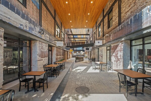 Outdoor dining - Charming 1-Bedroom Condo Downtown Birmingham (Birmingham)