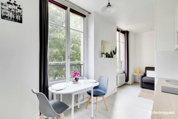 Dining - Studio in the Heart of the Marais (Paris)
