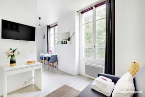Living area - Studio in the Heart of the Marais (Paris)