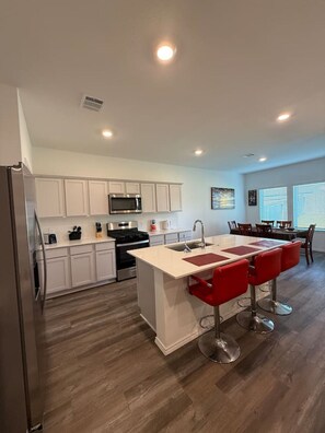 冷蔵庫、電子レンジ、オーブン、コンロ