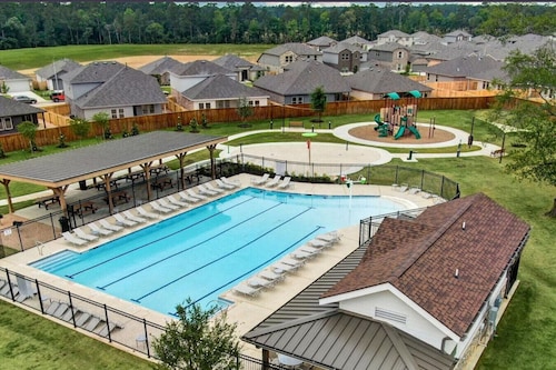 Cozy Magnolia Retreat – 4BR/3BA Family Home
