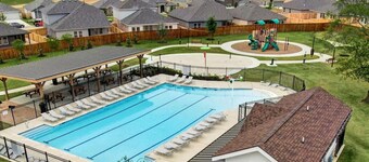 Cozy Magnolia Retreat – 4BR/3BA Family Home