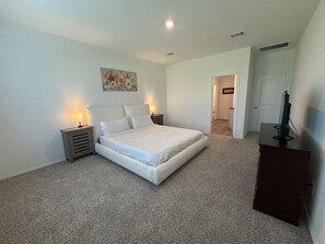 4 bedrooms, desk, iron/ironing board, WiFi
