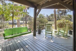 Terrace/patio - Tranquil cottage overlooking the golf course (Edisto Island)
