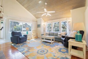 Smart TV - Tranquil cottage overlooking the golf course (Edisto Island)