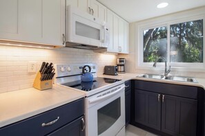 Fridge, microwave, oven, dishwasher - Tranquil cottage overlooking the golf course (Edisto Island)