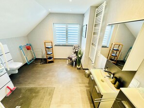 Dusche, Haartrockner, Handtücher, Seife