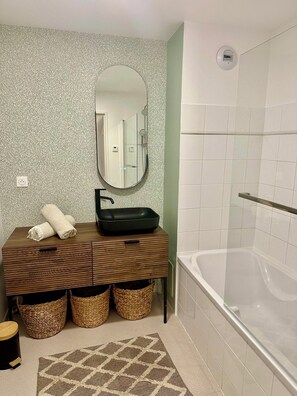 Hair dryer, towels, soap, toilet paper - Comfortable apartment near the beach (DINARD)