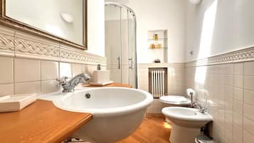 Doccia, asciugacapelli, bidet, asciugamani