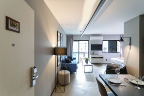 إستديو | ستائر تعتيم ومكواة/لوح كي وواي فاي مجانًا