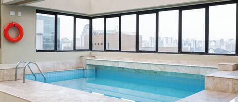 Piscina a l'aire lliure (horari: 06:00-22:00), para-sols i gandules