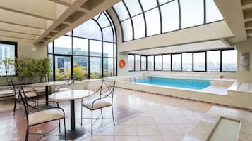 Piscine extérieure, parasols de plage, chaises longues