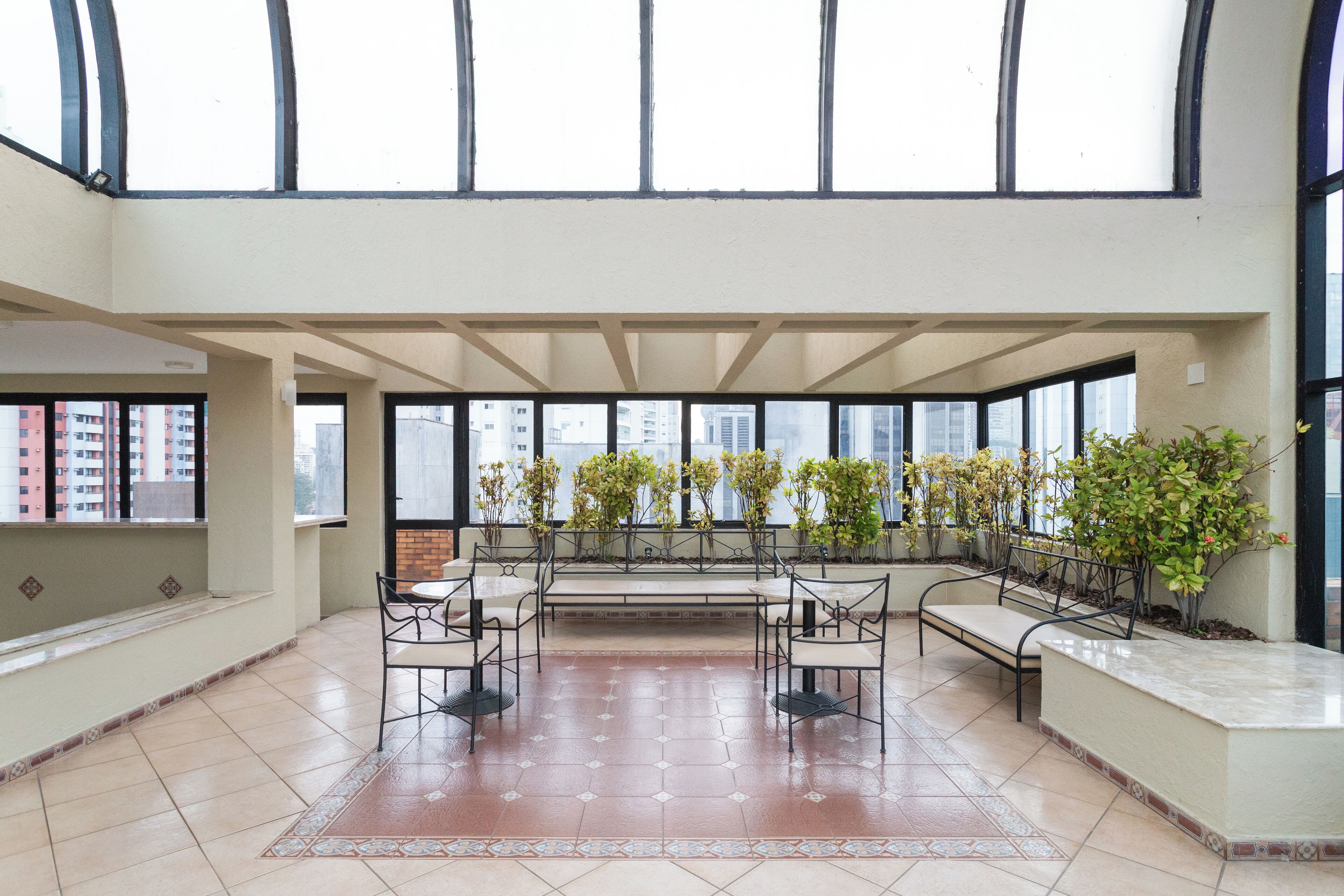 حمّام سباحة خارجي، مظلات على حمّام السباحة، مقاعد للتشمس