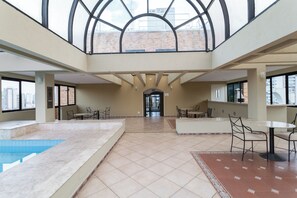 室外游泳池,開放時間為 06:00 至 22:00,提供泳池遮陽傘和日光浴躺椅