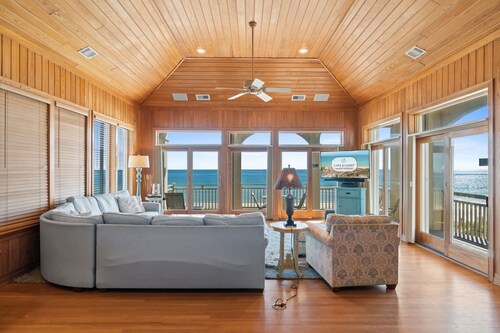A Sandcastle: Beachfront home, Sunset Beach, Pet-Friendly, Hot Tub, Comm. Pool