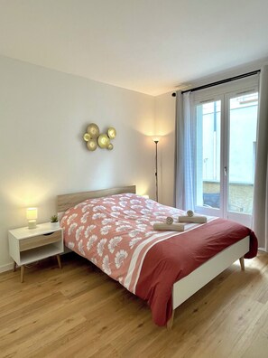 Iron/ironing board, WiFi, bed sheets