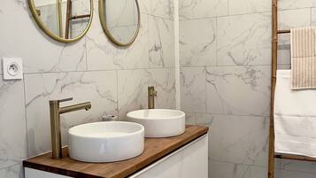 Een haardroger, handdoeken, zeep, toiletpapier