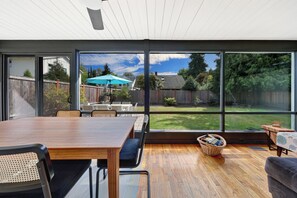 Outdoor dining - Mid-Century Modern Retreat, Perfect for Families! (Seattle)