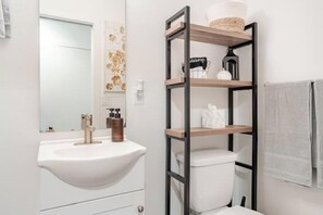 Haartrockner, Handtücher, Seife, Toilettenpapier