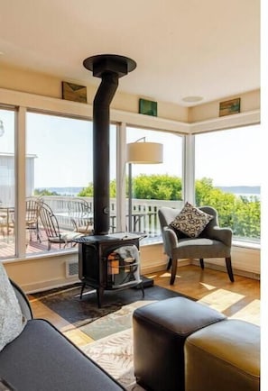 Interior - West Seattle Home, Dazzling View, Quiet & Tranquil (Seattle)