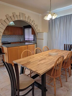 Dining - Very  private 3bdr villa in  coral bay , close to all amenities and beach,strip. (Pegeia)