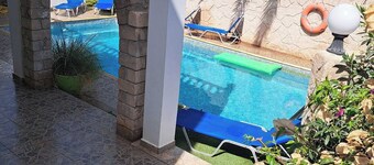 Very  private 3bdr villa in  coral bay , close to all amenities and beach,strip.