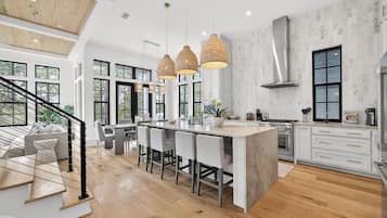 Ferienhaus, Blick auf die Anlage | Eigene Küche | Großer Kühlschrank, Mikrowelle, Ofen, Herdplatte