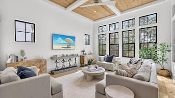 Huis, uitzicht op resort | Woonruimte | Een 70-inch smart-tv met digitale zenders, Netflix en Hulu