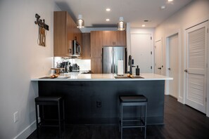 Réfrigérateur, micro-ondes, four, plaque de cuisson