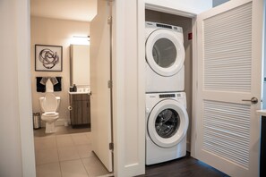 Baignoire à jets, sèche-cheveux, serviettes fournies, savon