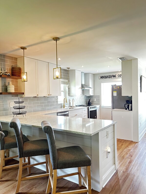 Fridge, microwave, oven, stovetop - Snowbird-Ready 2BR/2BA – 55+ Community 6 Miles to Anna Maria Island Beaches (Bradenton)