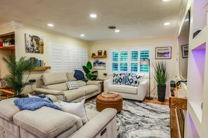 TV connectée, cheminée, chaîne hi-fi