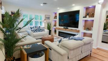 Smart-tv, een open haard en een stereo