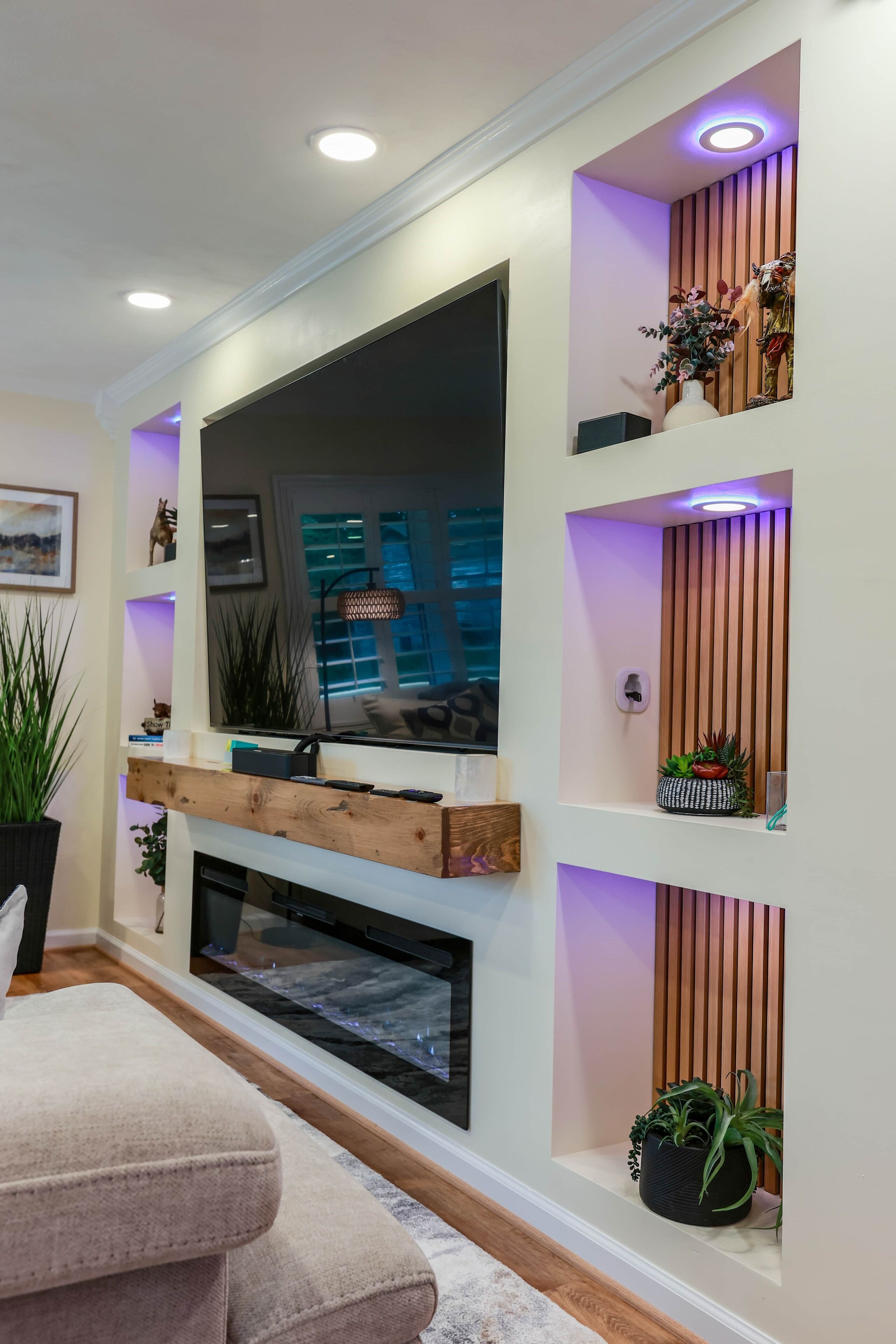 TV connectée, cheminée, chaîne hi-fi