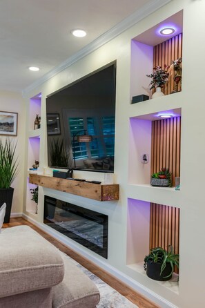 Een smart-tv, een open haard en een stereo